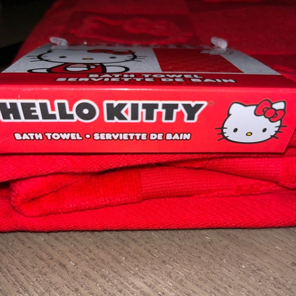 NWT Hello Kitty Towel - Picture 5 of 5